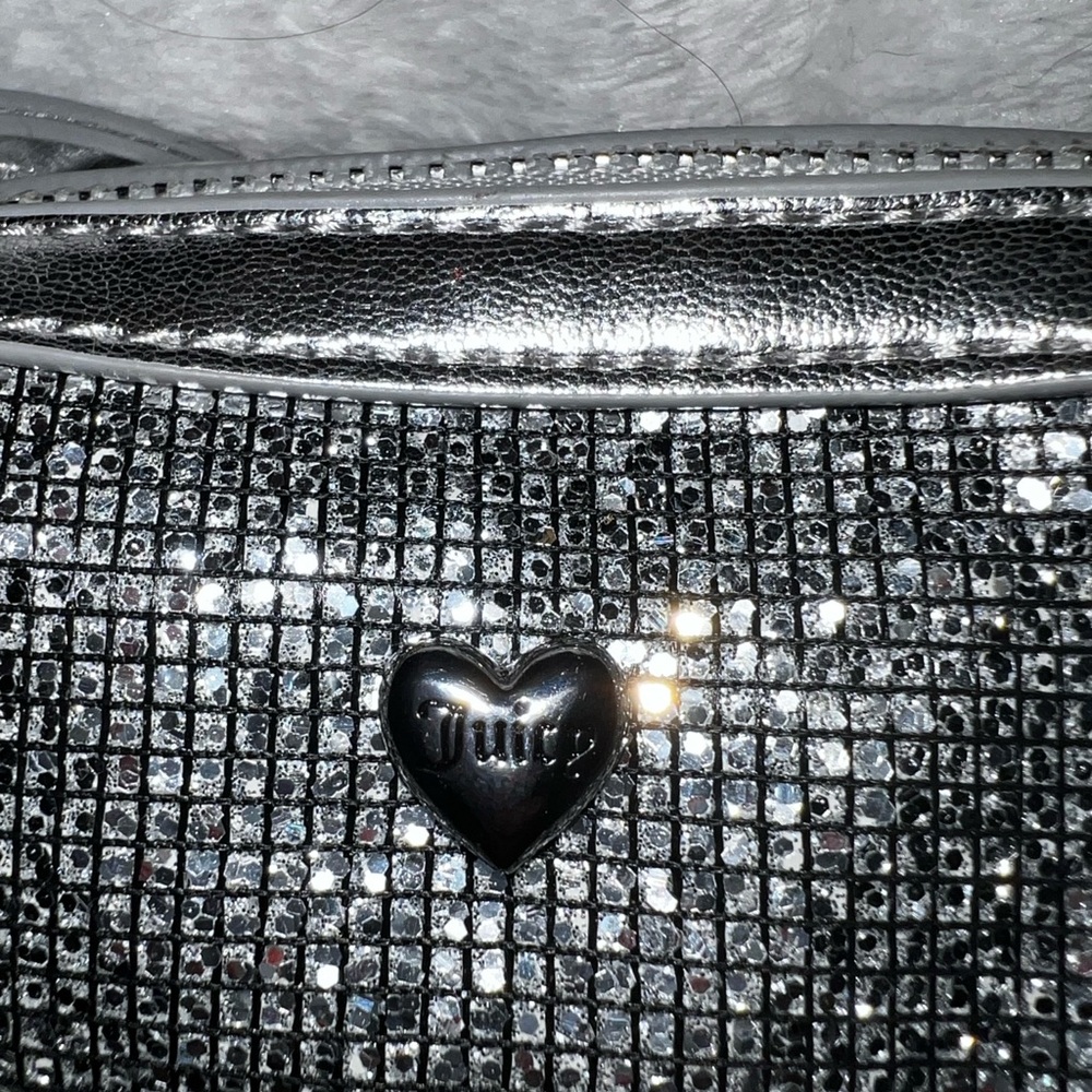 Small silver barrel style juicy couture coin bag - Picture 3 of 9